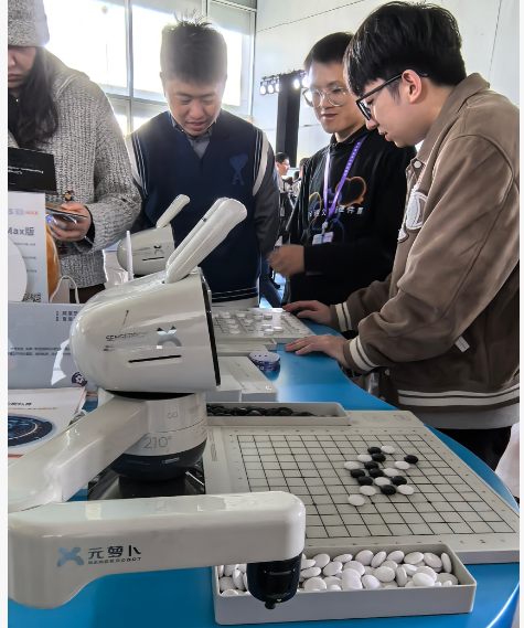 阿里云通义智能硬件展 千余款 “黑科技”AI硬件“吸睛” 阿里云通义智能硬件展 千余款 “黑科技”AI硬件“吸睛”