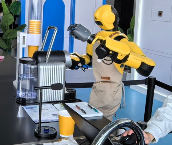 阿里云通义智能硬件展 千余款 “黑科技”AI硬件“吸睛” 阿里云通义智能硬件展 千余款 “黑科技”AI硬件“吸睛”