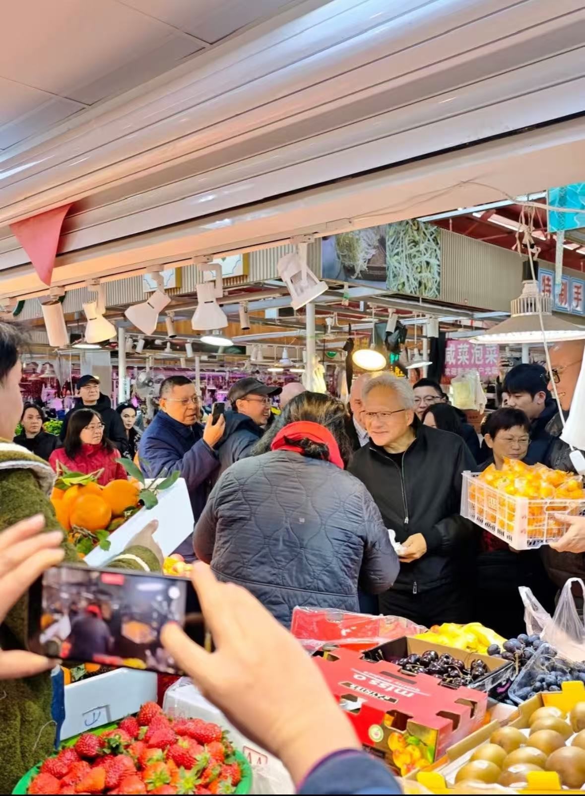 逛菜场 现身新办公室!黄仁勋新年来华首站落地上海 逛菜场 现身新办公室!黄仁勋新年来华首站落地上海